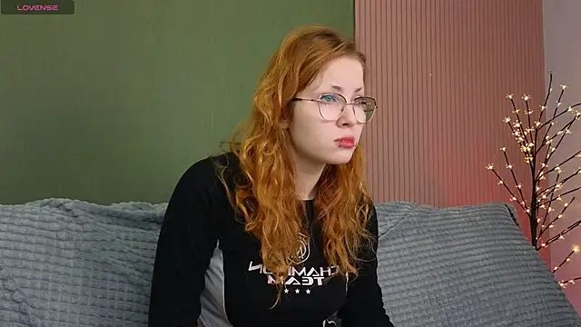 Snapshot of Sofie_Burn chatting on 12-15-25, 04:17 Sofie Burn online show from 12-15-25, 04:17