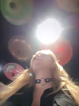 Snapshot of Betsy chatting on 12-21-24, 08:39 Betsy online show from 12-21-24, 08:39