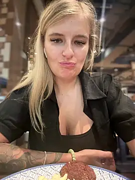 Snapshot of Betsy chatting on 01-06-25, 09:19 Betsy online show from 01-06-25, 09:19