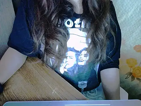 Snapshot of maian_love chatting on 05-11-26, 07:11 maian love online show from 05-11-26, 07:11
