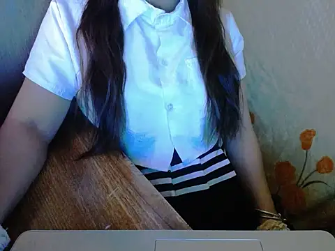 Snapshot of maian_love chatting on 06-13-26, 07:01 maian love online show from 06-13-26, 07:01