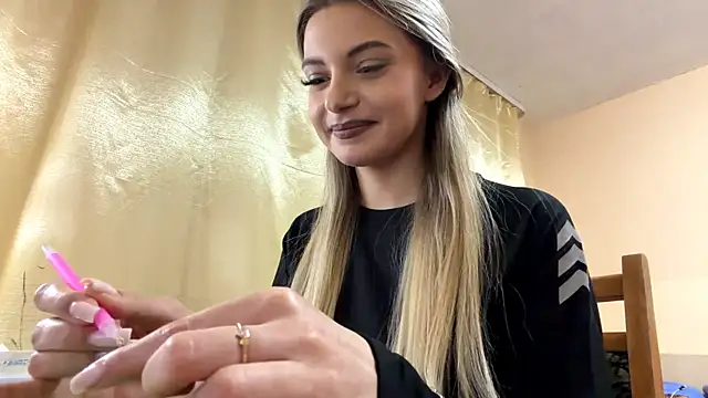 Snapshot of HollyVorse chatting on 12-14-25, 05:18 HollyVorse online show from 12-14-25, 05:18