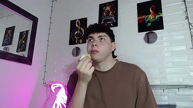 Snapshot of Dylan_fooxx chatting on 12-17-25, 07:42 Dylan fooxx online show from 12-17-25, 07:42