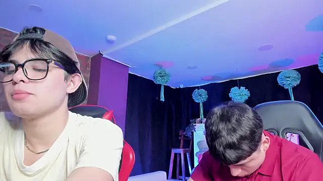 HotThreesoome online show from 03-21-26, 12:43