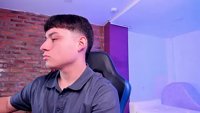 HotThreesoome online show from 03-26-26, 12:44