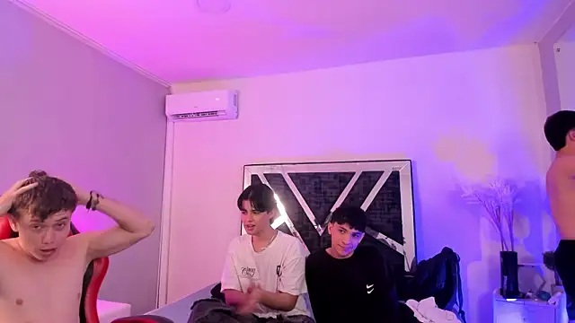 HotThreesoome online show from 04-15-26, 02:51