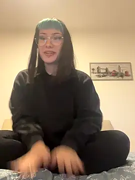 kiraquiin online show from 12-17-25, 03:07