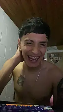 Snapshot of JhonCas44 chatting on 12-15-25, 04:39 JhonCas44 online show from 12-15-25, 04:39