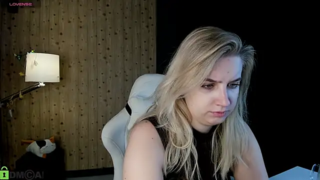 Snapshot of LunasShine chatting on 12-17-25, 04:07 LunasShine online show from 12-17-25, 04:07