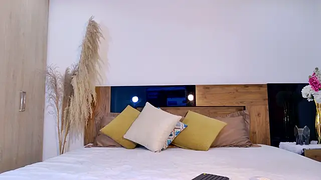 LucyHanks online show from 02-24-26, 11:19