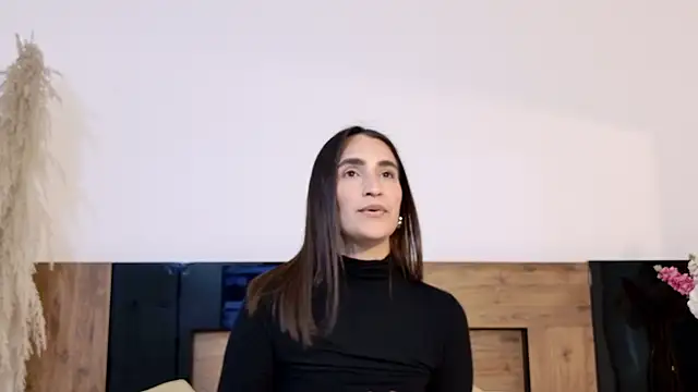 LucyHanks online show from 04-25-26, 01:41