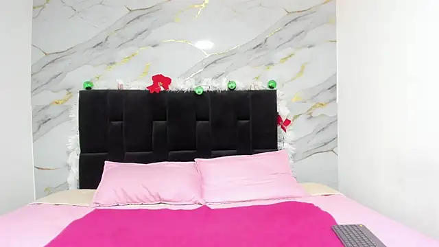 Snapshot of emmmaa_moon chatting on 12-16-25, 05:40 emmmaa moon online show from 12-16-25, 05:40