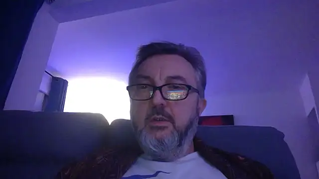 Snapshot of Esteban0613 chatting on 12-17-25, 09:43 Esteban0613 online show from 12-17-25, 09:43