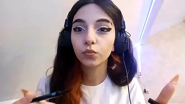 Snapshot of KizzieSchronce chatting on 12-14-25, 04:07 KizzieSchronce online show from 12-14-25, 04:07