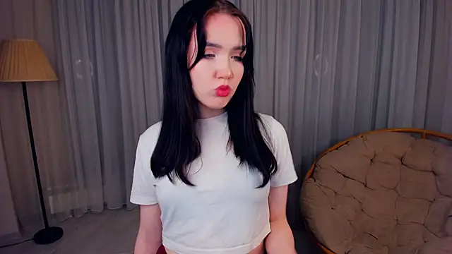 Snapshot of LenaKurpiel chatting on 12-17-25, 05:41 LenaKurpiel online show from 12-17-25, 05:41