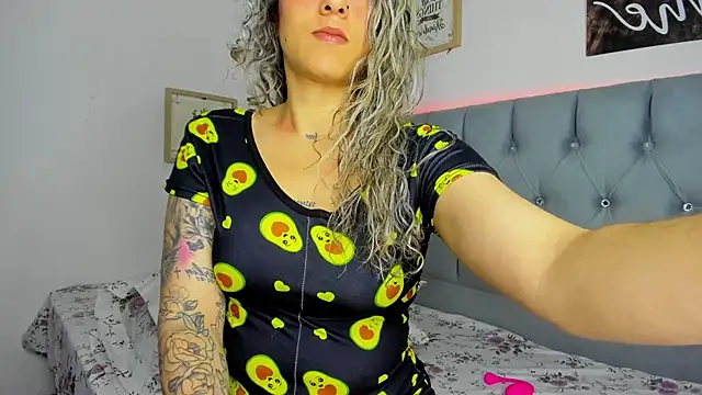 Snapshot of Srta-Melina chatting on 12-14-25, 05:51 Srta-Melina online show from 12-14-25, 05:51