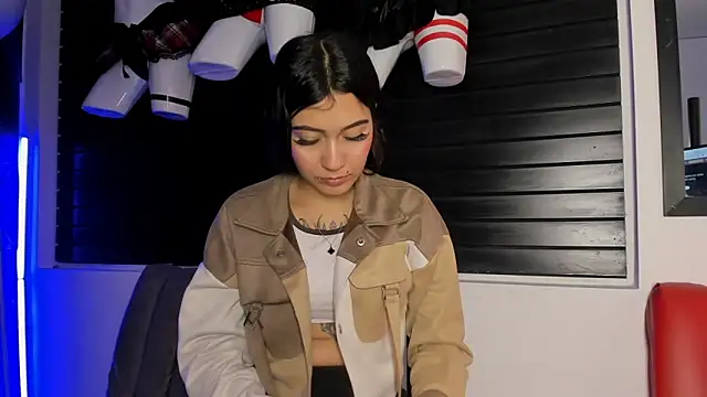 Snapshot of MiaFox_03 chatting on 02-06-26, 02:09 MiaFox 03 online show from 02-06-26, 02:09