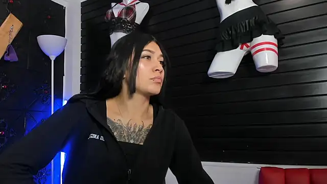 Snapshot of MiaFox_03 chatting on 02-11-26, 02:33 MiaFox 03 online show from 02-11-26, 02:33