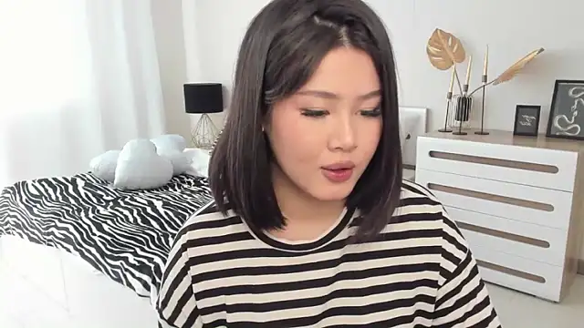 Brunette Charm online show from 03-11-26, 11:16