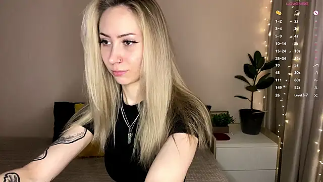 Snapshot of sun_under_skyy chatting on 02-18-26, 02:07 sun under skyy online show from 02-18-26, 02:07