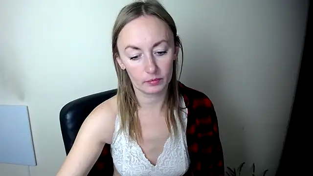 Snapshot of LiaSeass_ chatting on 12-15-25, 10:08 LiaSeass online show from 12-15-25, 10:08