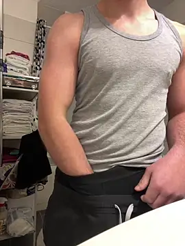 Snapshot of romeoooo01 chatting on 12-20-25, 04:47 romeoooo01 online show from 12-20-25, 04:47