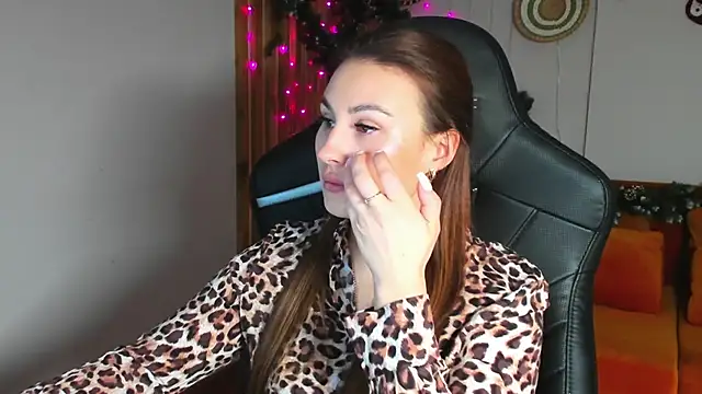 NoraFoxes online show from 12-21-25, 05:25