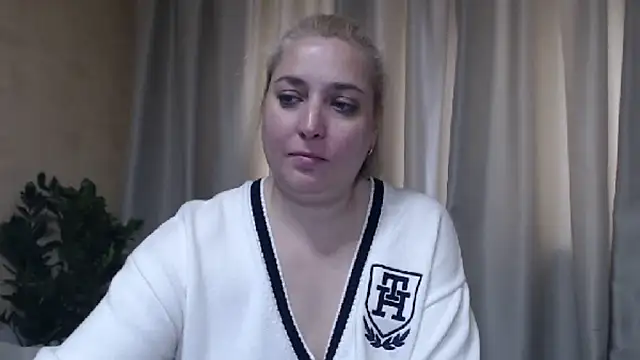 Snapshot of sweetpussy13 chatting on 06-02-26, 06:15 sweetpussy13 online show from 06-02-26, 06:15