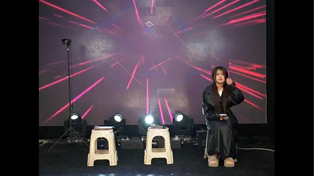 Snapshot of Xiaomei668 chatting on 12-15-25, 12:53 Xiaomei668 online show from 12-15-25, 12:53