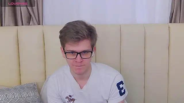 Snapshot of NickJohnas chatting on 01-10-26, 09:33 NickJohnas online show from 01-10-26, 09:33