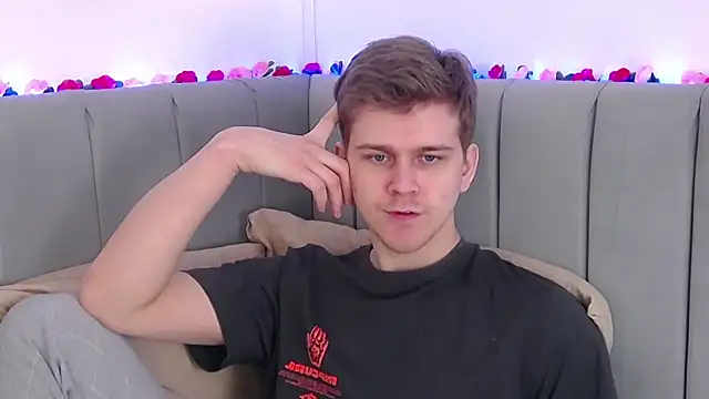 Snapshot of NickJohnas chatting on 02-15-26, 12:36 NickJohnas online show from 02-15-26, 12:36