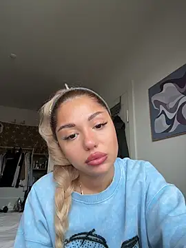 Snapshot of SilkyMira chatting on 12-15-25, 10:41 SilkyMira online show from 12-15-25, 10:41