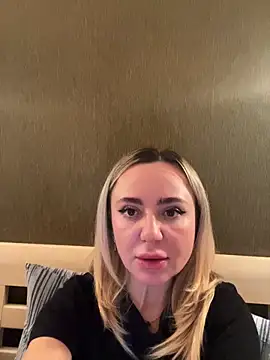 Snapshot of Arina_g chatting on 12-17-25, 09:43 Arina g online show from 12-17-25, 09:43