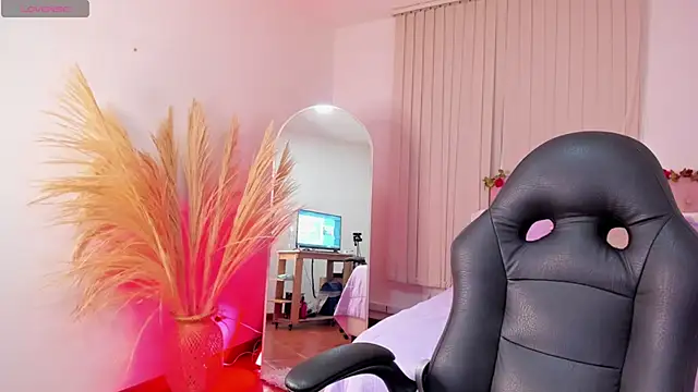 Isa Emm online show from 12-16-25, 07:08