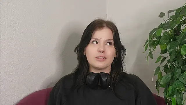 Snapshot of LesleyManire chatting on 12-17-25, 10:54 LesleyManire online show from 12-17-25, 10:54