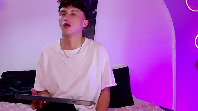 Snapshot of troye_twink chatting on 12-14-25, 05:35 troye twink online show from 12-14-25, 05:35