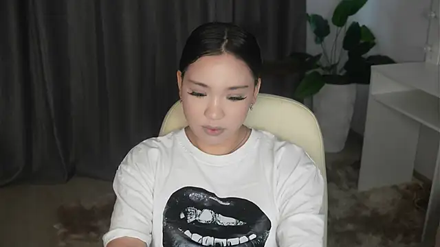 Snapshot of AyannaMilian chatting on 12-15-25, 09:02 AyannaMilian online show from 12-15-25, 09:02