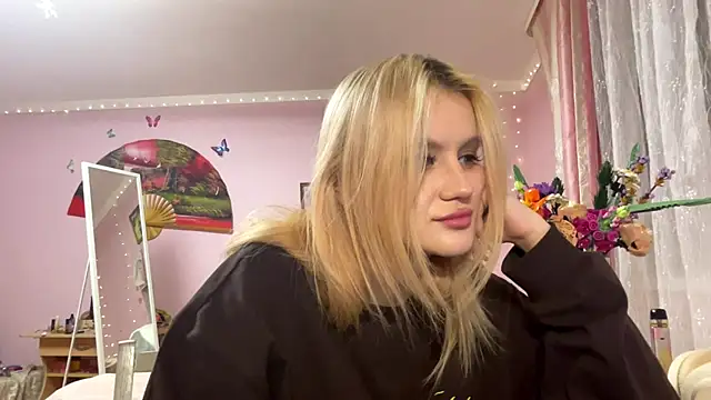 Snapshot of MelisaBloomy chatting on 12-14-25, 02:11 MelisaBloomy online show from 12-14-25, 02:11