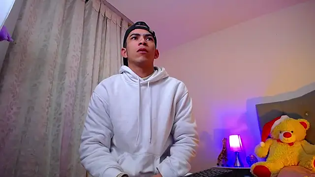 Snapshot of TOMBOYSEXX chatting on 12-18-25, 10:54 TOMBOYSEXX online show from 12-18-25, 10:54