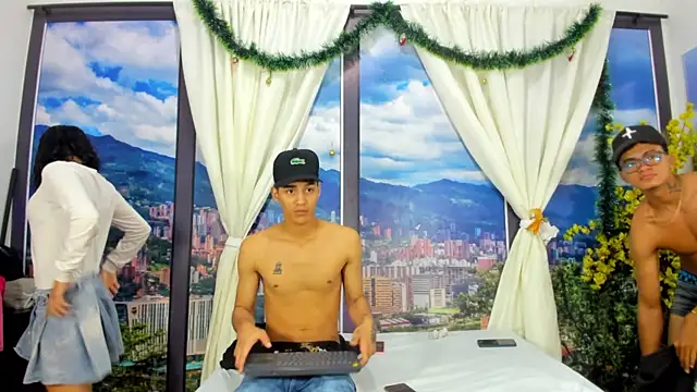 Snapshot of CandyAndMattew chatting on 12-17-25, 12:33 CandyAndMattew online show from 12-17-25, 12:33