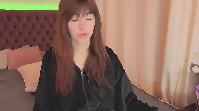 Snapshot of MilanaHotts chatting on 06-15-26, 05:09 MilanaHotts online show from 06-15-26, 05:09