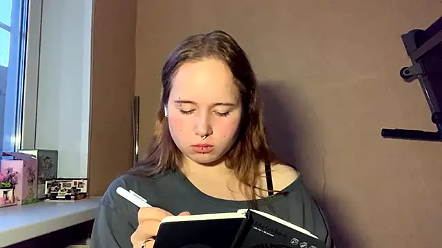 Snapshot of RollDols chatting on 12-17-25, 09:21 RollDols online show from 12-17-25, 09:21