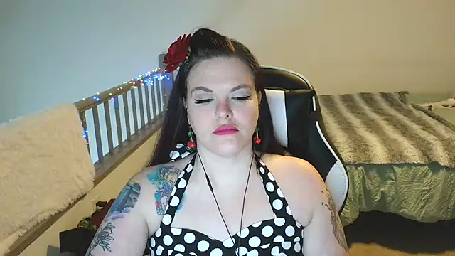 Snapshot of VixieVanderbilt chatting on 12-17-25, 04:46 VixieVanderbilt online show from 12-17-25, 04:46