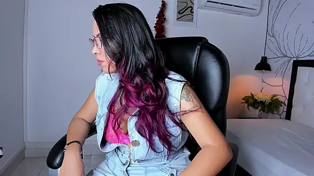 Snapshot of isa_valverde chatting on 12-18-25, 03:45 isa valverde online show from 12-18-25, 03:45