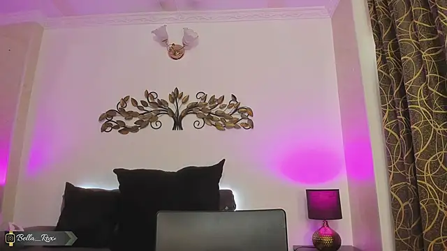 Snapshot of Bella_roxee chatting on 12-18-25, 02:45 Bella roxee online show from 12-18-25, 02:45