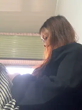 Snapshot of Baby_Bi chatting on 12-17-25, 09:37 Baby Bi online show from 12-17-25, 09:37