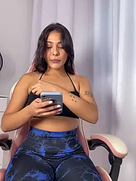 Laurapocah online show from 12-18-25, 07:42