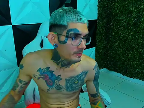 Boy tatto77 online show from 01-17-26, 04:43