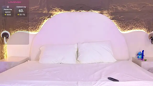 Snapshot of NahomiChocolate chatting on 12-18-25, 12:33 NahomiChocolate online show from 12-18-25, 12:33