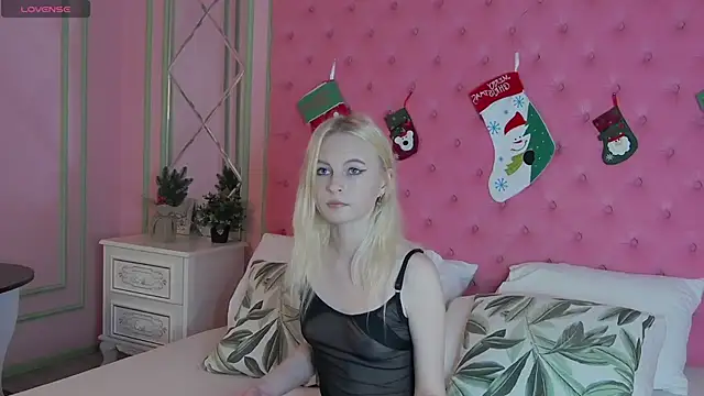 DaphneLewis online show from 12-21-25, 01:18